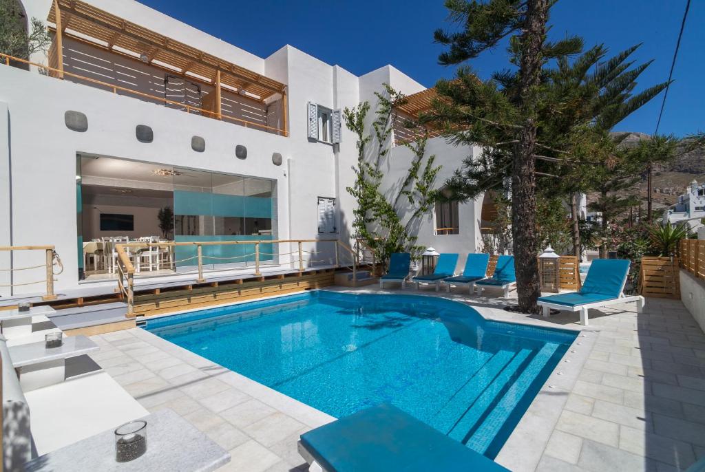 佩里萨喇叭花酒店的一个带蓝色椅子的游泳池