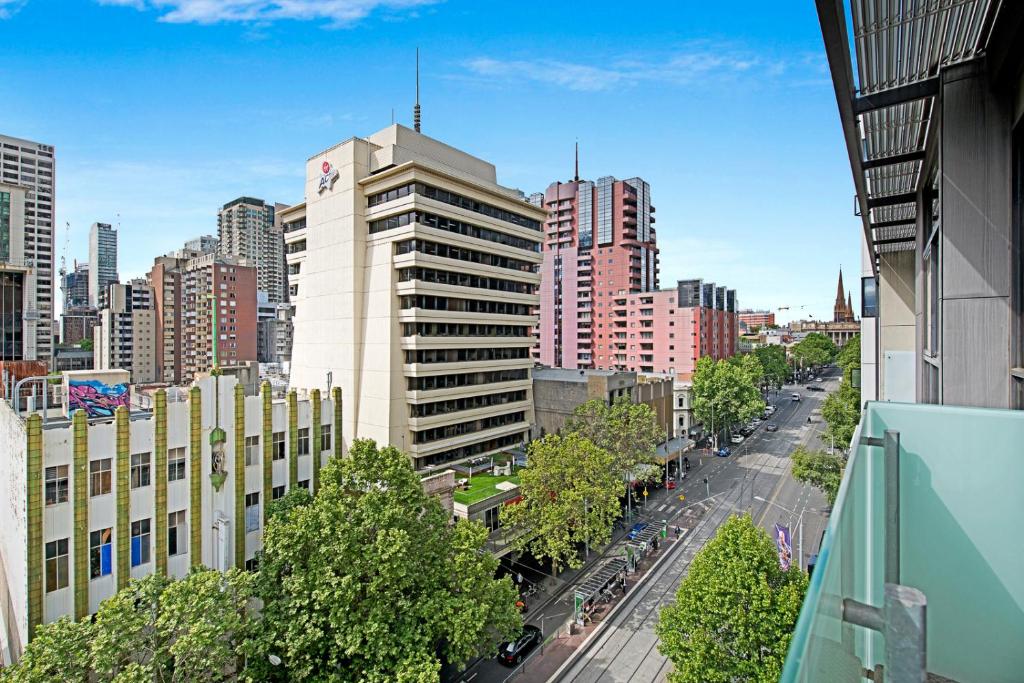 墨尔本Melbourne CBD Central Apartment Hotel Official的享有拥有高楼建筑的城市街道的景色