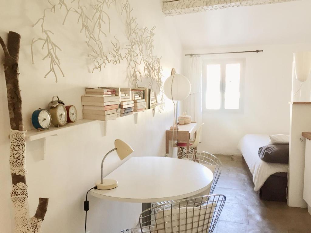 蒙彼利埃我的城市避难所 的白色的客房配有桌子和床。