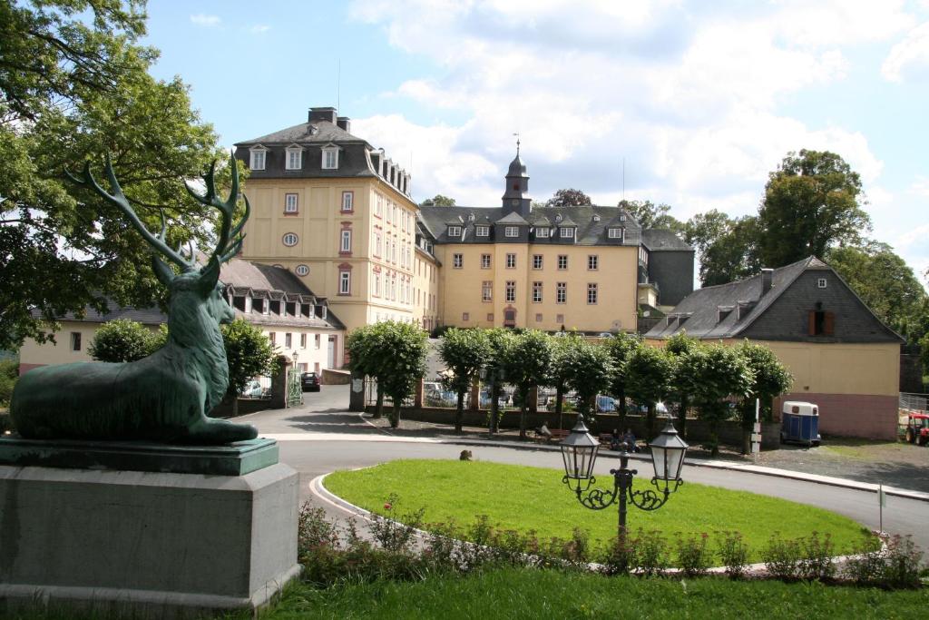 巴特拉斯费Schloß Wittgenstein的建筑前公园里的鹿雕像