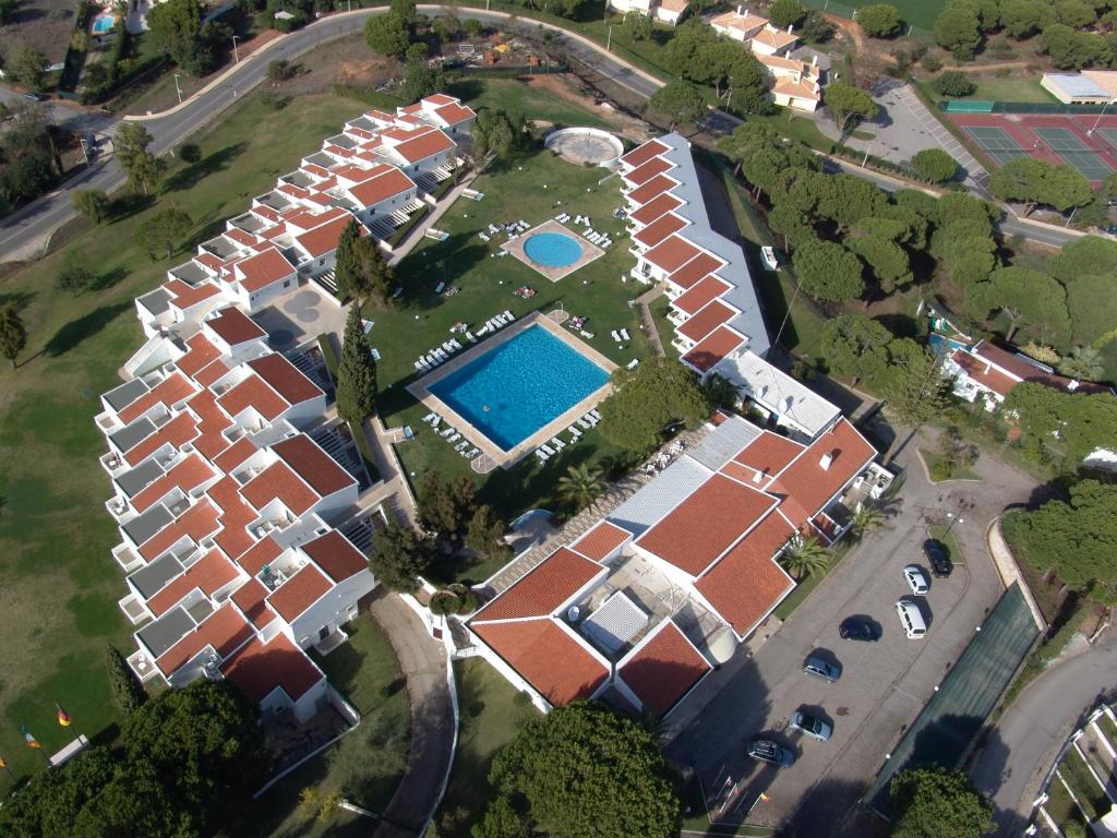 维拉摩拉多高尔菲公寓酒店的享有带游泳池的房屋的顶部景致