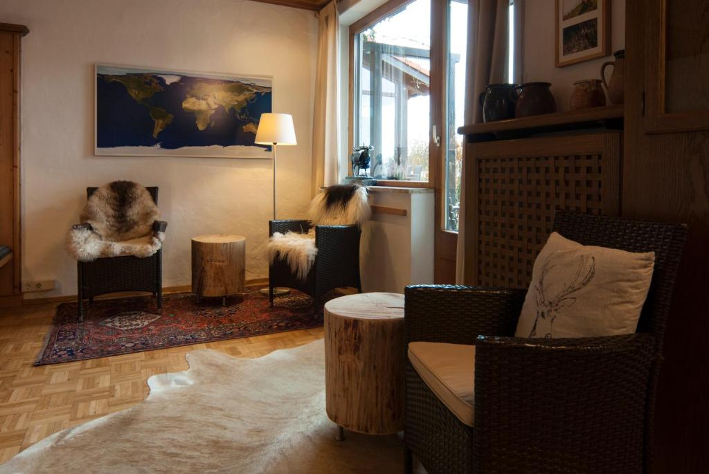 普夫龙滕普夫龙滕阿尔卑斯酒店的客厅配有椅子、沙发和桌子