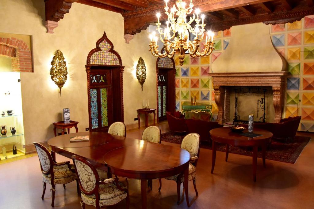 维罗纳Villa della Torre in Città的一间带桌子和壁炉的用餐室