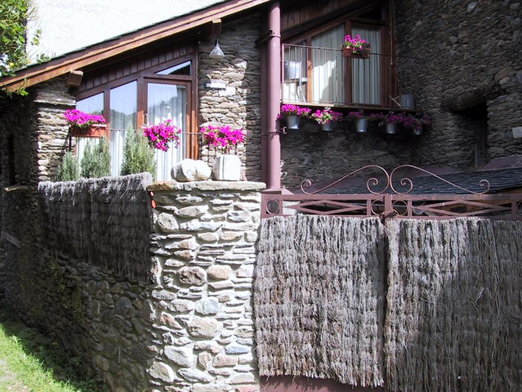 IsavarreLa Llúpia的石头房子,带石头围栏和鲜花
