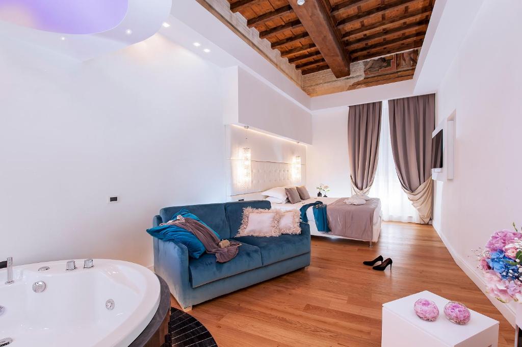 罗马阿根廷住宅风格酒店的客厅配有蓝色的沙发和浴缸