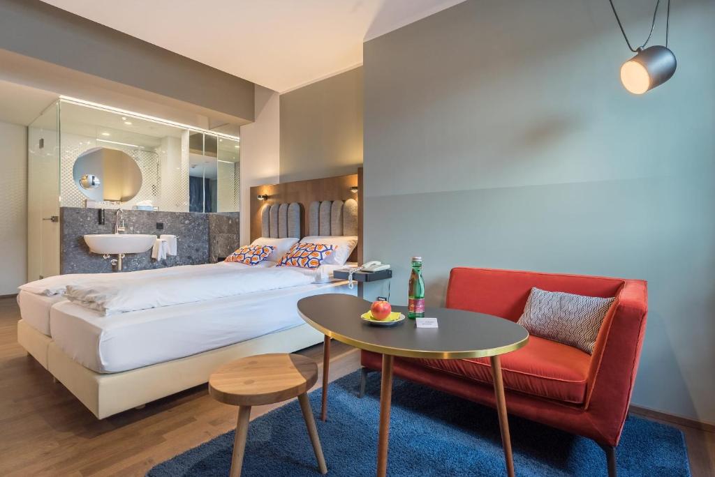 韦尔斯普罗波格酒店的卧室配有1张床、1张桌子和1把椅子