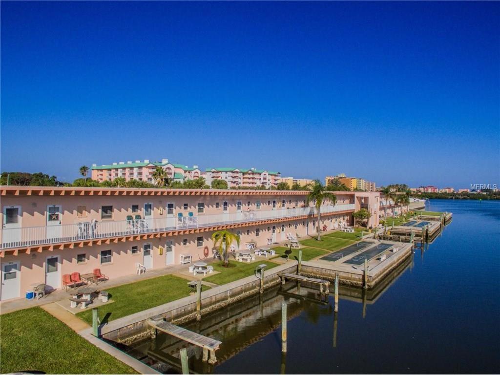 克利尔沃特Belleview Gulf Condos的水体旁的一座有码头的建筑