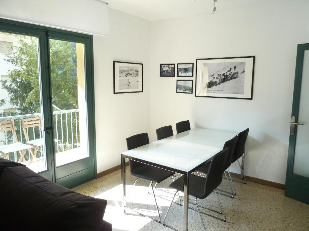 里贝斯的弗里瑟Apartament Nou Fontalba的一间配备有白色桌椅的用餐室