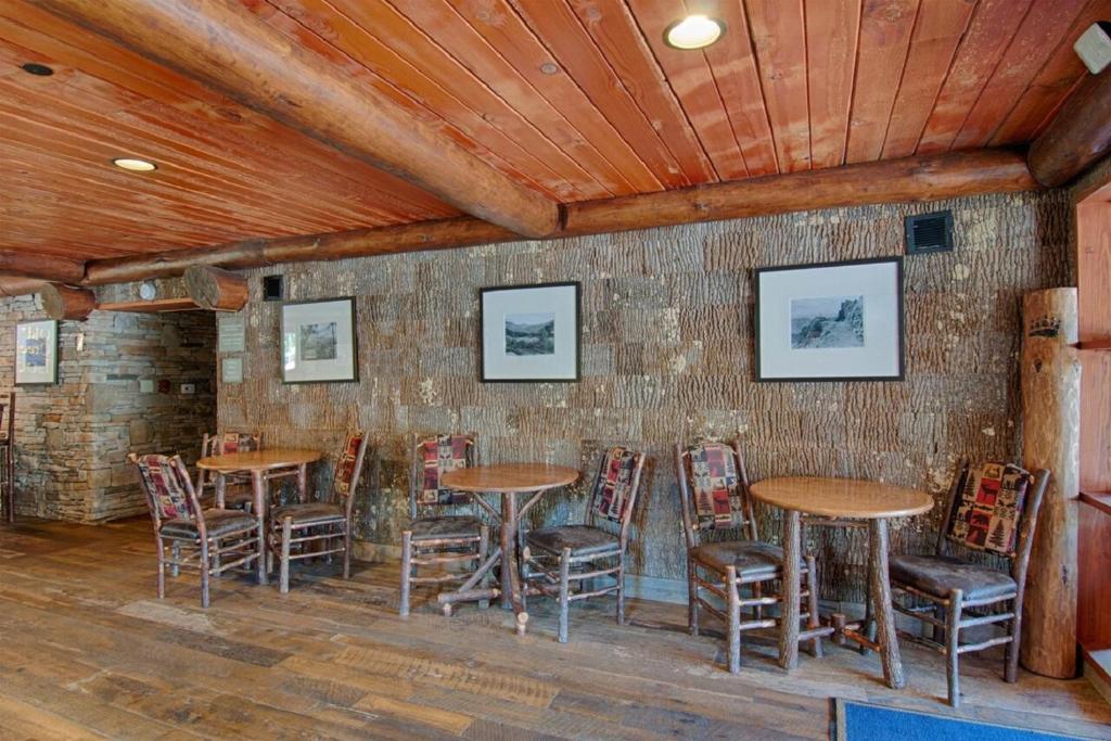 Old Creek Lodge餐厅或其他用餐的地方