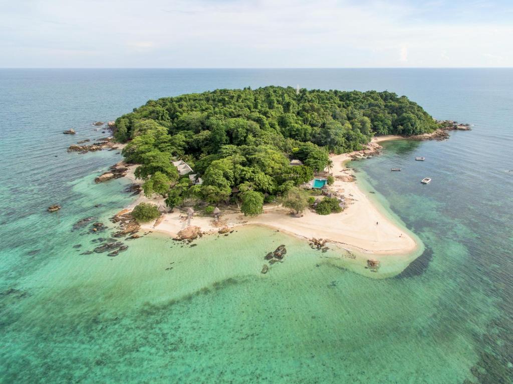 蒙诺克岛Koh Munnork Private Island的海洋中的一个岛屿