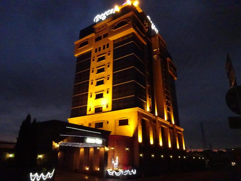 名古屋丽晶酒店（仅限成人）的一座建筑物,上面有夜间标志