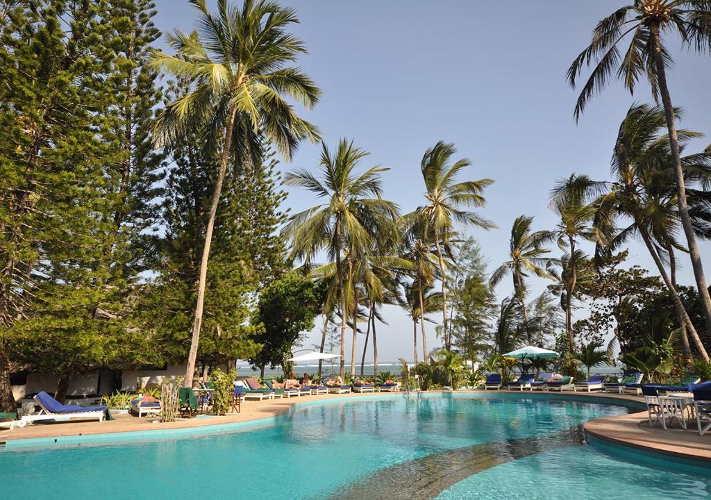 基利菲基利菲湾海滩度假村 的一座棕榈树和椅子的大型游泳池