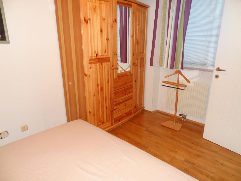 维也纳Your Home In Vienna的一间卧室配有一张床和一扇木门