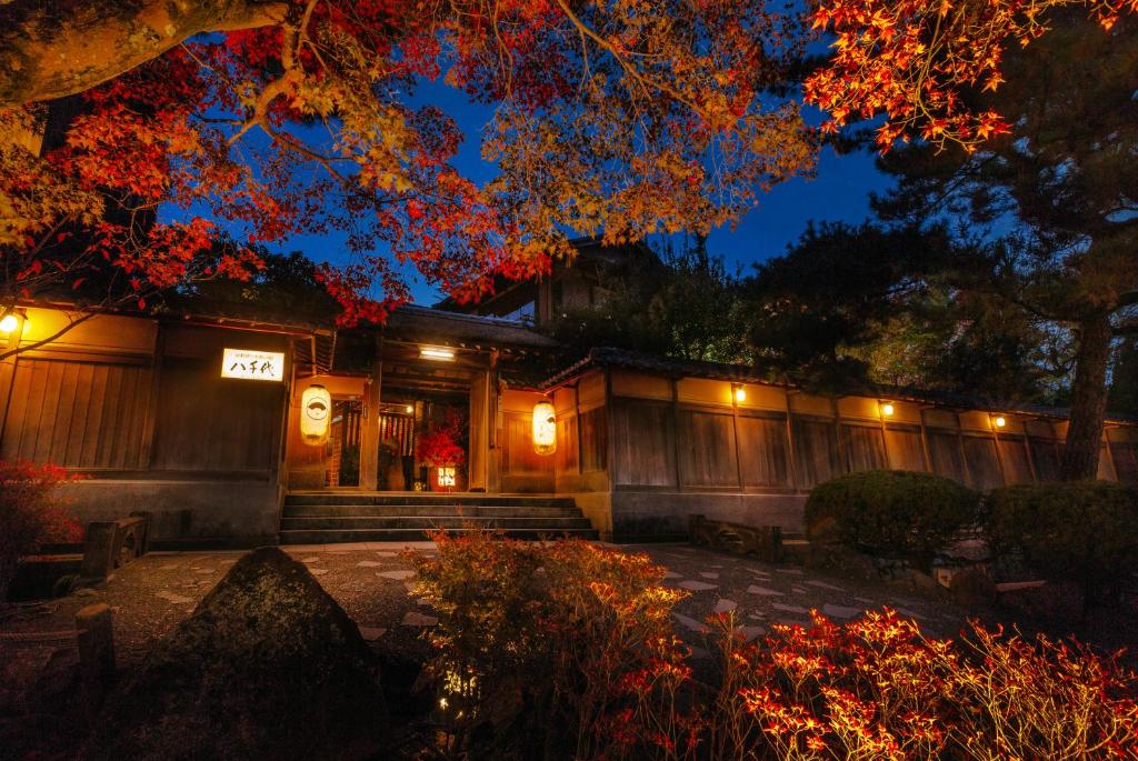 京都京都南禅寺八千代日式旅馆的一座建筑,在晚上有灯