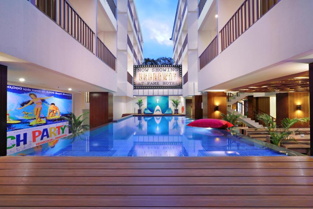 库塔日落路名望酒店的酒店大堂设有大型游泳池