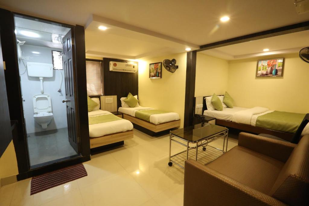 孟买快乐岛酒店的酒店客房,设有两张床和一张沙发