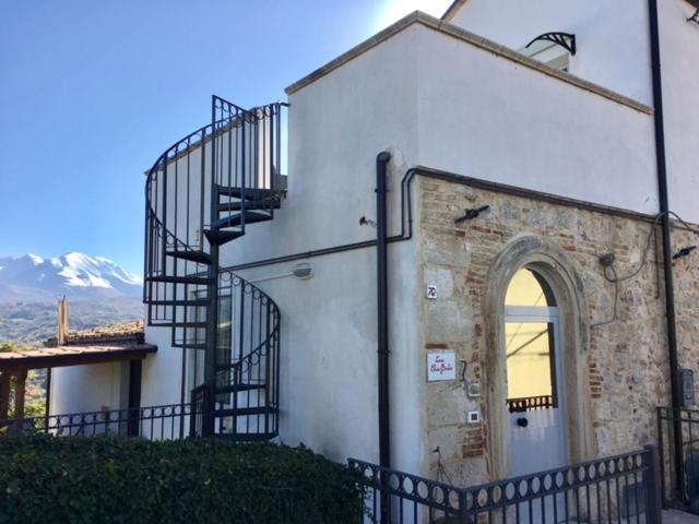 San Valentino in Abruzzo CiterioreCasa Elvira Basilico的一座建筑的侧面设有螺旋楼梯