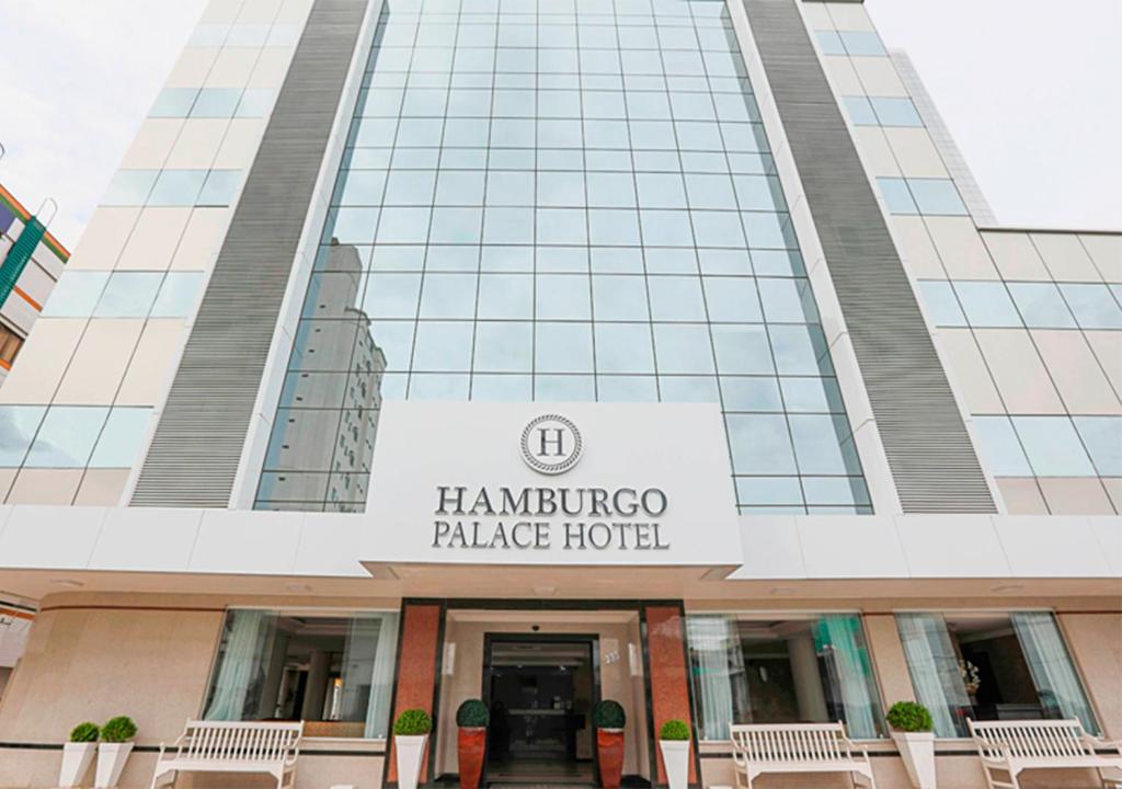 巴拉奈里奥-坎布里乌汉伯格皇宫酒店的一座建筑,上面标有读汉密尔顿宫的标志