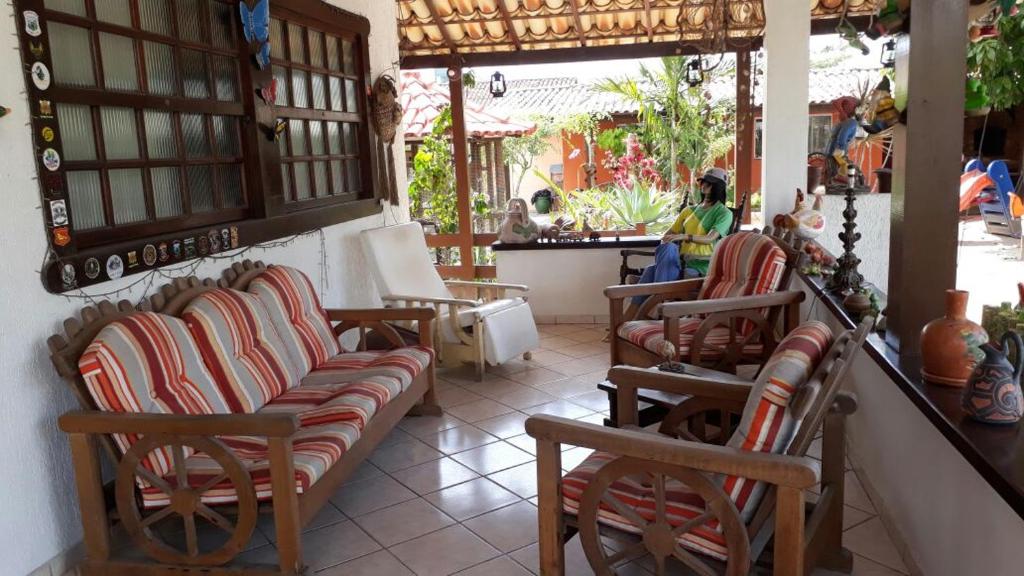 里约达欧特拉斯Pousada Casa D` Guio的一间带椅子、桌子和柜台的房间