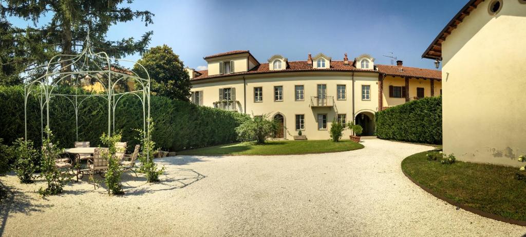 蒙卡列里B&B Villa Ricardi的前面设有花园的大房子