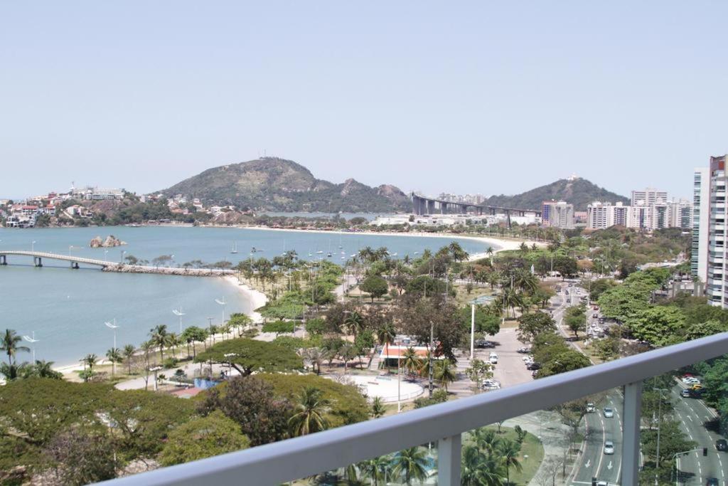 维多利亚Praia do Canto Apart Hotel的以及享有海滩景致的阳台。