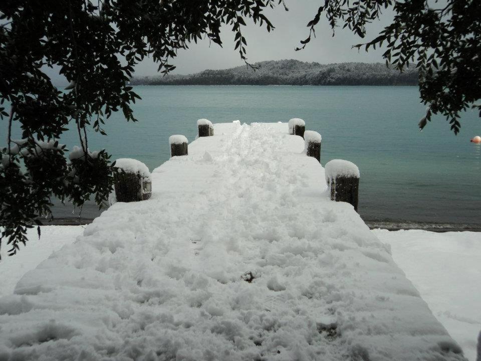 拉安戈斯图拉镇拉托利德拉卡斯卡达山林小屋酒店的水体旁积雪覆盖的码头