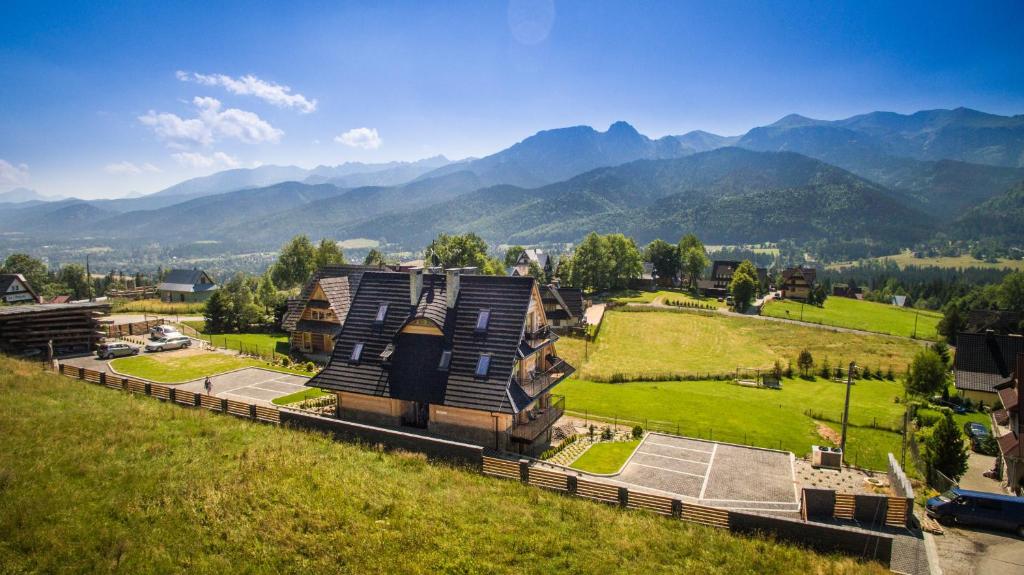 考斯赛力克Giewont Residence的山丘上一座大房子,背景是群山