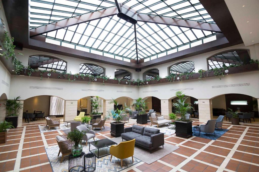 卡斯特利翁-德拉普拉纳Intelier Rosa的大楼内一个带沙发和椅子的大型大堂