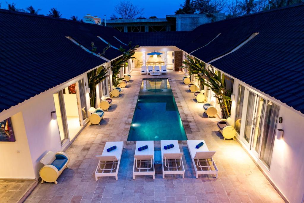 吉利特拉旺安塔莫阿精品酒店的享有带桌椅的游泳池的顶部景致