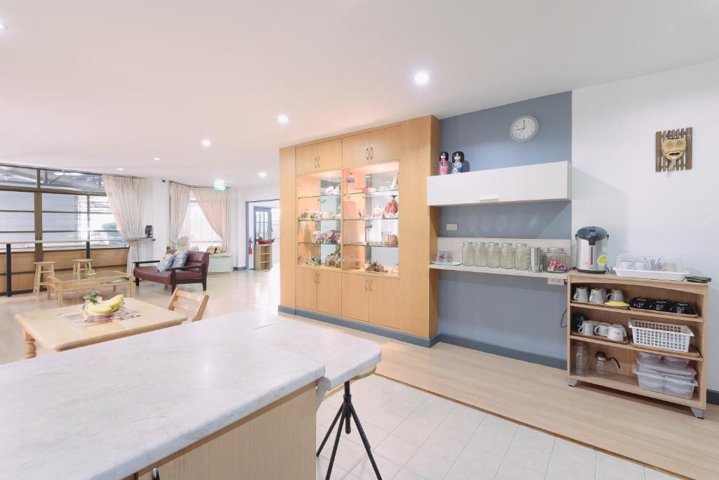 曼谷班素青年旅舍的厨房和带蓝色墙壁的客厅