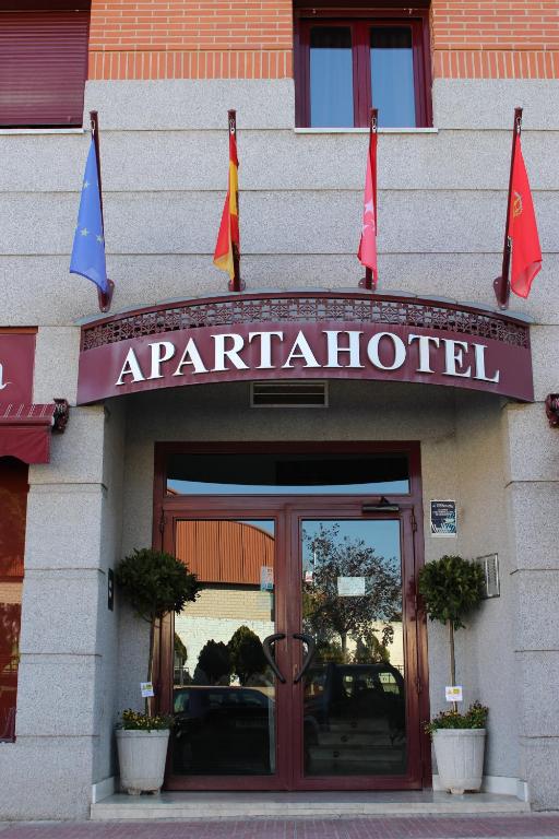 帕尔拉阿帕塔帕尔拉别墅酒店的前方有旗帜的餐厅入口