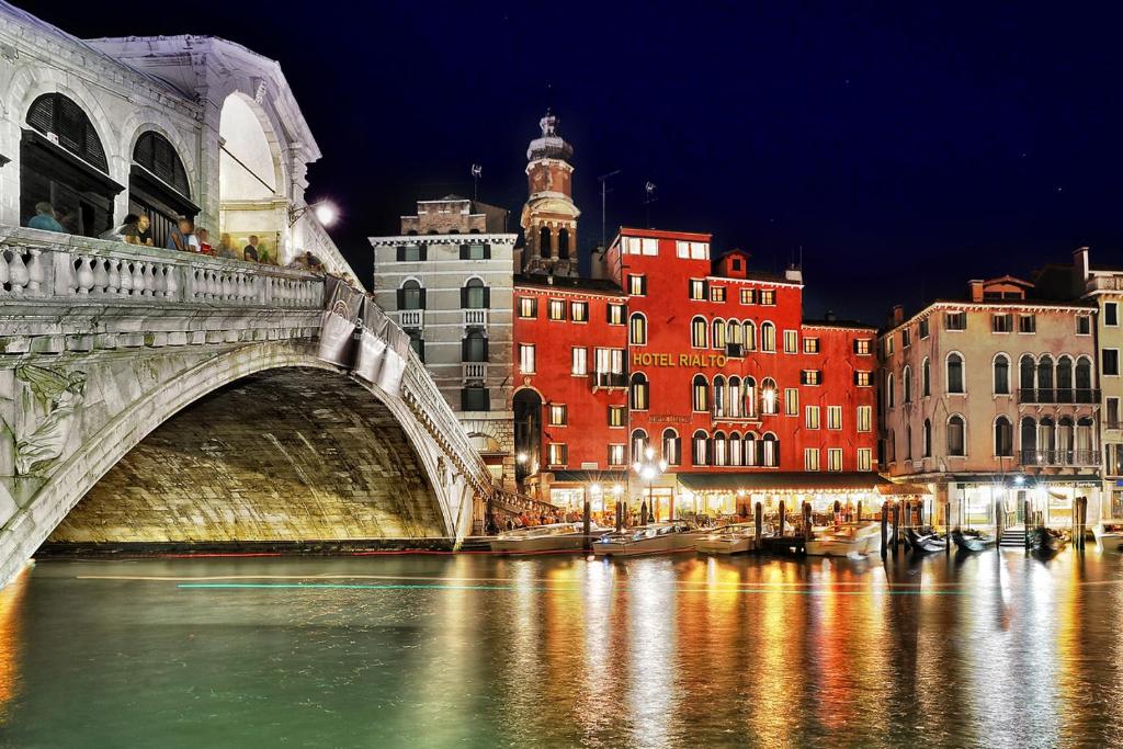 威尼斯里亚托桥酒店的一座城市的河上过夜的桥梁