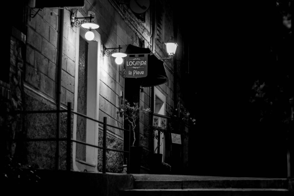 森普罗尼亚诺教区客栈酒店的夜间建筑物一侧的街道标志