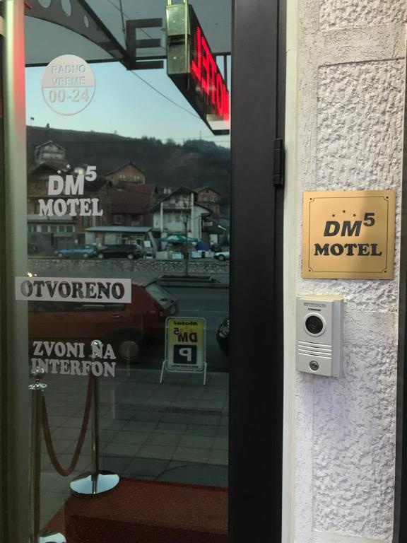 新帕扎尔普莱诺斯特DM5旅馆的带有读取dms汽车旅馆的标志的门