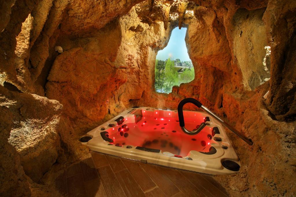 乌塞罗波萨达罗斯腾普拉里奥斯酒店的洞穴内的浴缸,设有窗户
