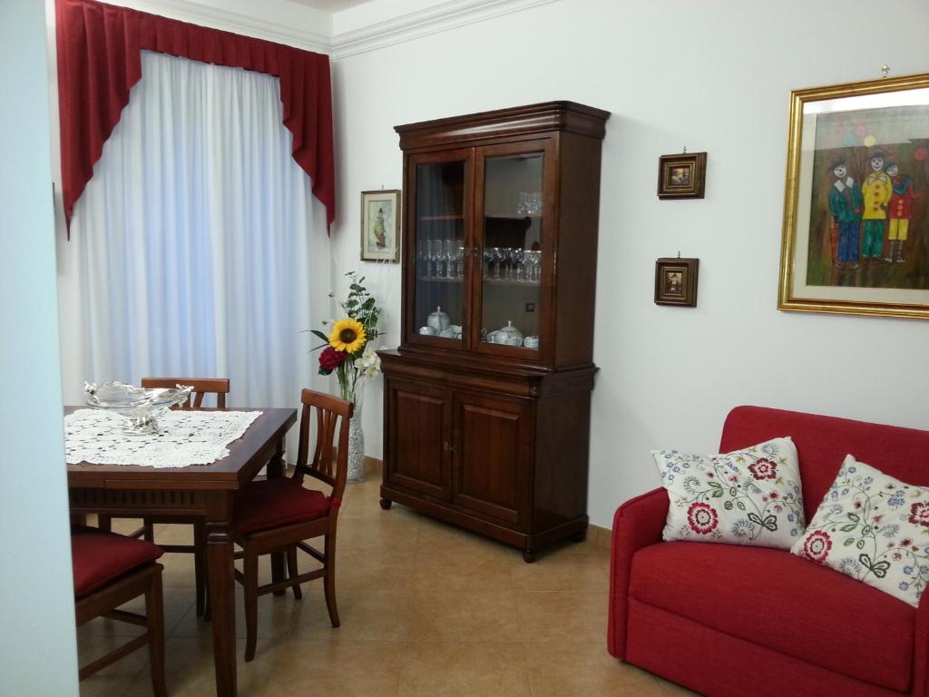 罗马CHEZ-ROBY的客厅配有餐桌和橱柜。