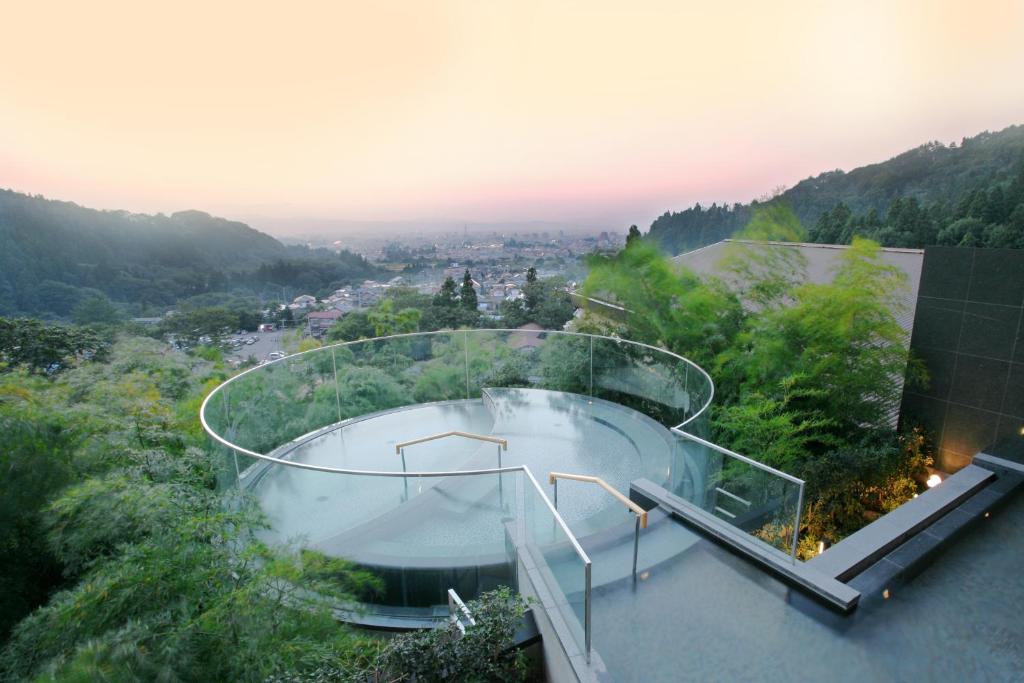 会津若松御宿东凤日式旅馆的山顶上带游泳池的房子
