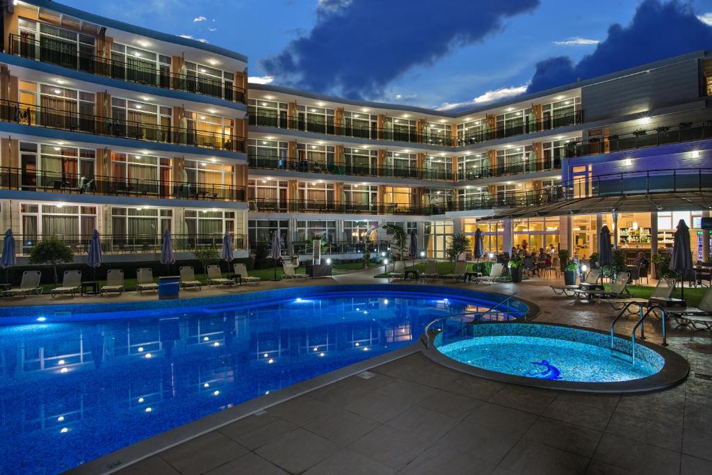 索佐波尔Hotel Miramar Sozopol的大楼前有游泳池的酒店