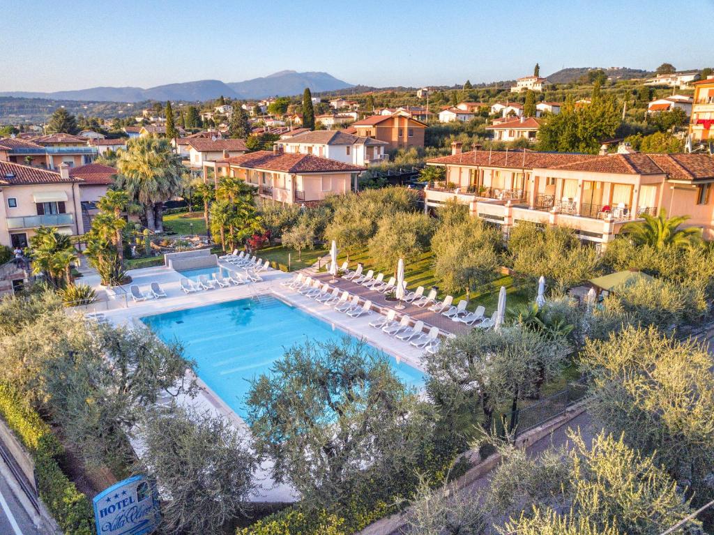 巴多利诺Hotel Villa Olivo Resort 3S的享有带游泳池的度假村的空中景致