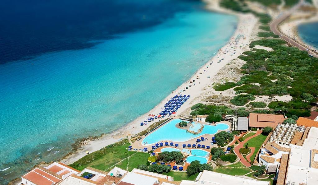圣特雷莎加卢拉COLONNA GRAND HOTEL CAPO TESTA, a Colonna Luxury Beach Hotel, Santa Teresa Sardegna的享有海滩和海洋的空中景致