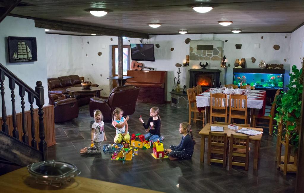 TreimaniKrapi Guesthouse的一群孩子坐在客厅的地板上
