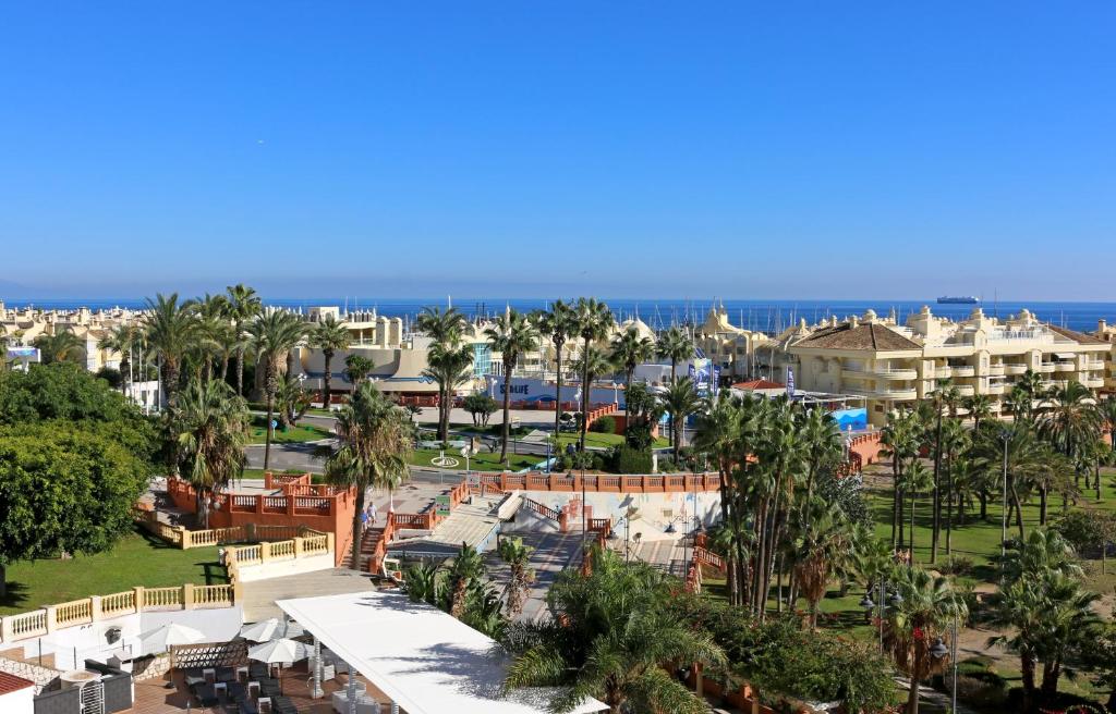 贝纳尔马德纳罗望子公寓酒店的享有棕榈树和海洋度假村的空中景致