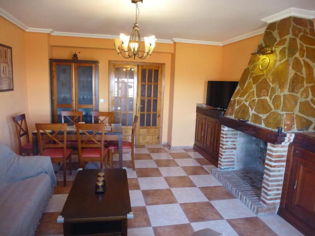 拉伊鲁埃拉Casa Limas的带沙发和壁炉的客厅