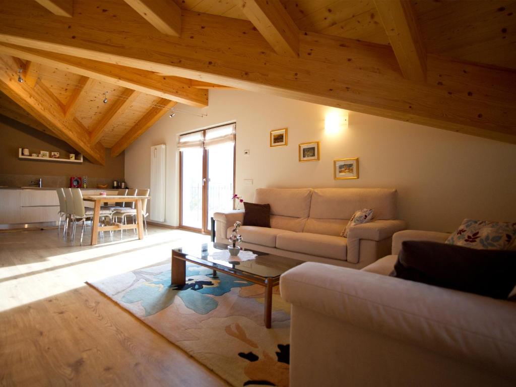 博尔米奥Casa Reit的客厅配有沙发和桌子