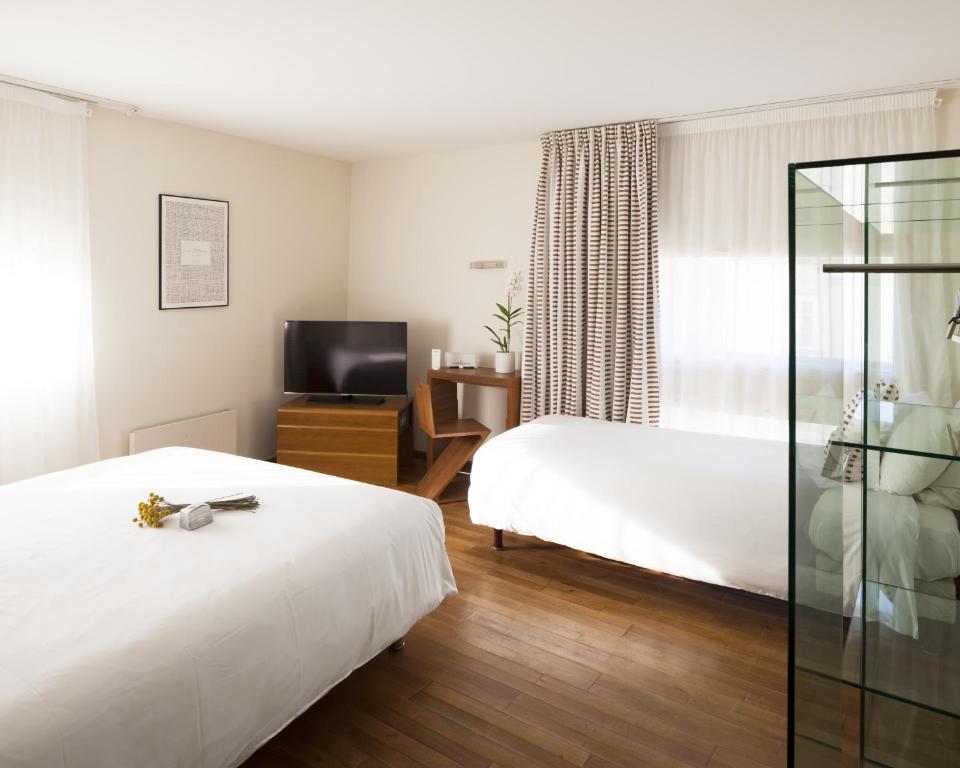 南特佩鲁斯酒店的酒店客房设有两张床和电视。