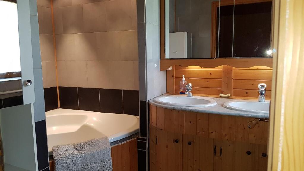 VertambozLa fontaine的浴室设有2个水槽、浴缸和镜子