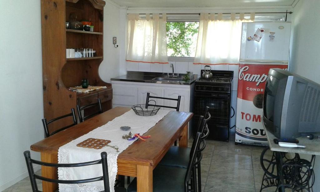 巴拉德罗Departamento La Lliera的厨房配有餐桌和苏打水机
