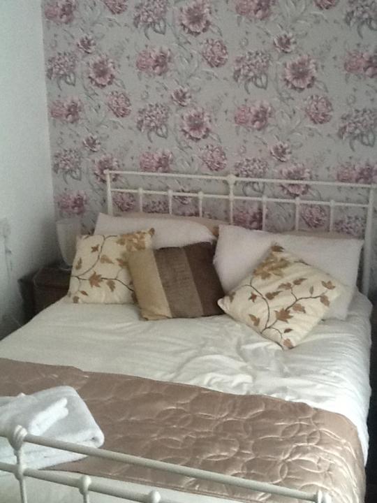 斯旺西No 16 The Hub Abercrave的卧室内的一张带白色床单和枕头的床