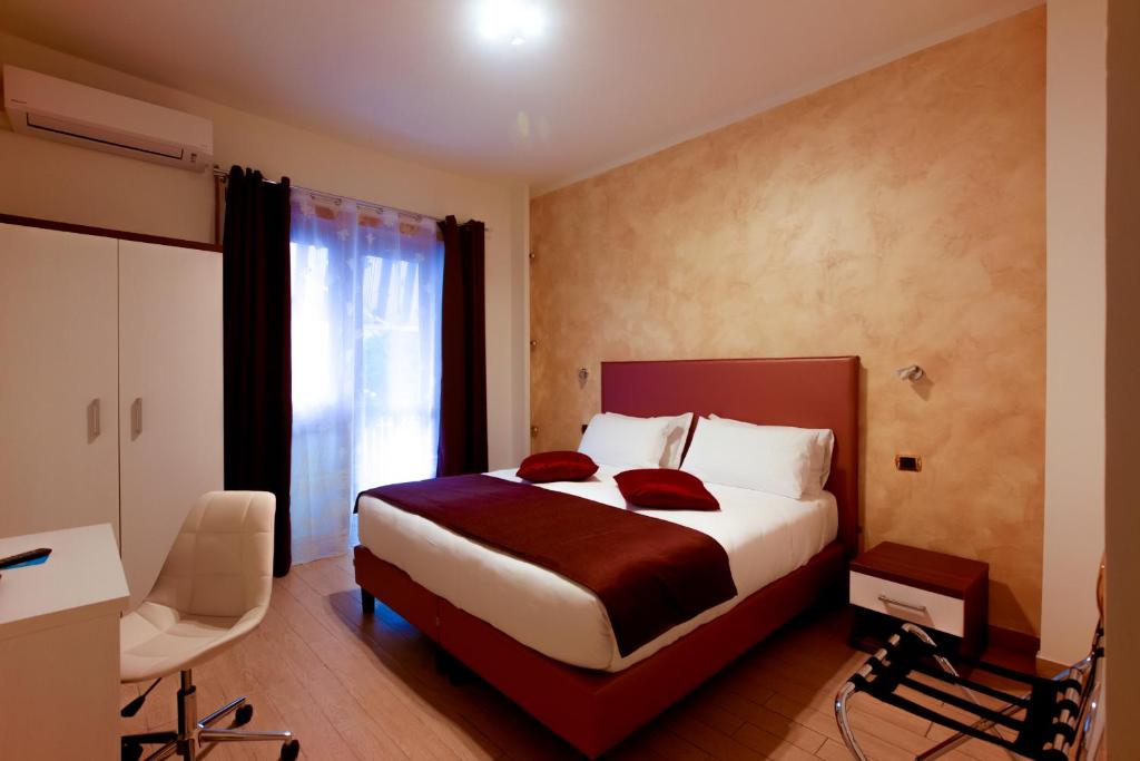 罗马罗马梵蒂冈套房旅馆的配有一张床和一张书桌的酒店客房