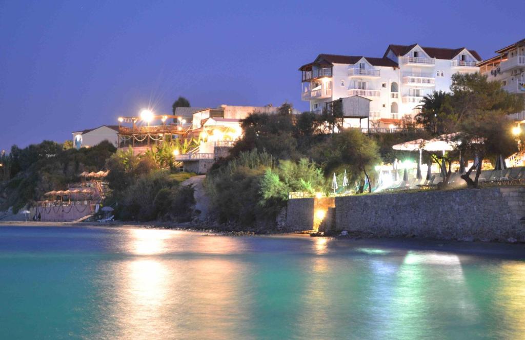 阿莫迪明朗地平线酒店的夜空在水边的小山上的房子